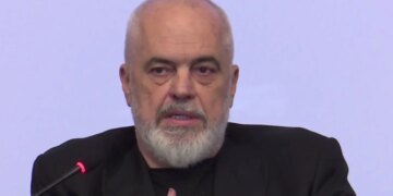 “Kalimi i kufirit ju bën të huaj”/ Rama takon studentët: Me anëtarësimin në BE, do të jeni njësoj në Tiranë si në Lisbonë.