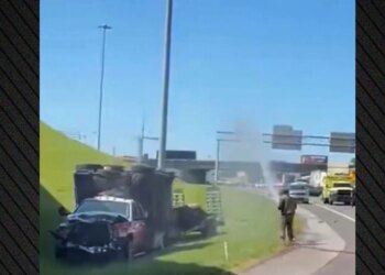 Kamioni me 1 milion bletë përmbyset në SHBA, autostrada në Tenesis bllokohet