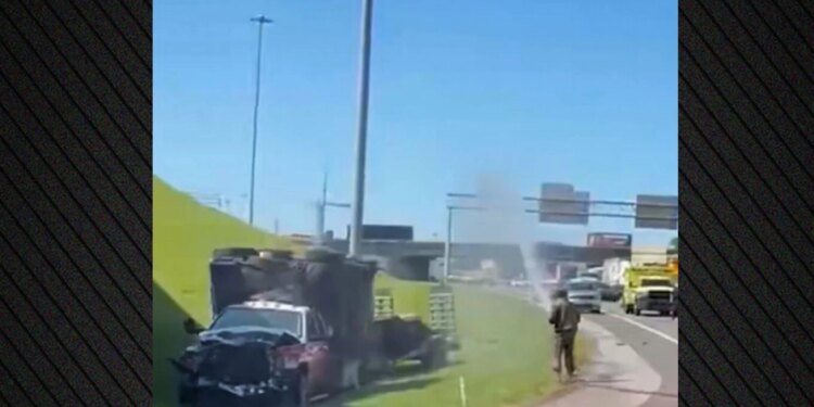 Kamioni me 1 milion bletë përmbyset në SHBA, autostrada në Tenesis bllokohet