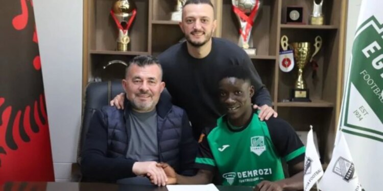 Kampionët e Shqipërisë konfirmojnë përforcimin e ri, mbrojtësi nigerian do të jetë gati për sezonin tjetër