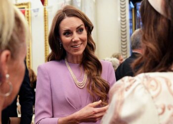 Kate Middleton prek zemrat në Buckingham Palace dhe përqafon 88-vjeçarin që përmbushi dëshirën e fundit të bashkëshortes