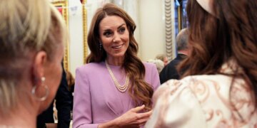 Kate Middleton prek zemrat në Buckingham Palace dhe përqafon 88-vjeçarin që përmbushi dëshirën e fundit të bashkëshortes