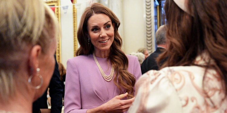 Kate Middleton prek zemrat në Buckingham Palace dhe përqafon 88-vjeçarin që përmbushi dëshirën e fundit të bashkëshortes