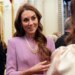 Kate Middleton prek zemrat në Buckingham Palace dhe përqafon 88-vjeçarin që përmbushi dëshirën e fundit të bashkëshortes