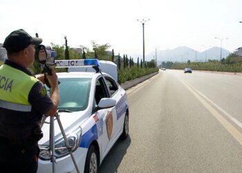 “Keni marrë një gjobë për shpejtësi? Kujdes nga mesazhet rreth gjobave të automjeteve, policia paralajmëron: Mos klikoni në lidhjet e dërguara.”