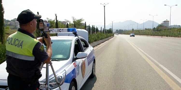 “Keni marrë një gjobë për shpejtësi? Kujdes nga mesazhet rreth gjobave të automjeteve, policia paralajmëron: Mos klikoni në lidhjet e dërguara.”