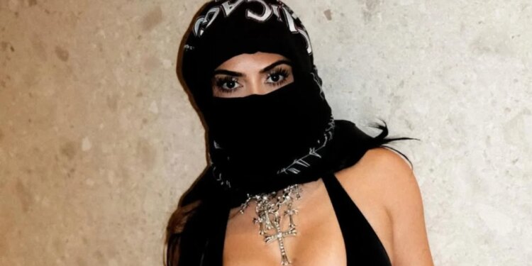 Kim Kardashian shfaqet në prehër të Lewis Hamilton me një dekolte shpërthyese, poston fotot në Instagram