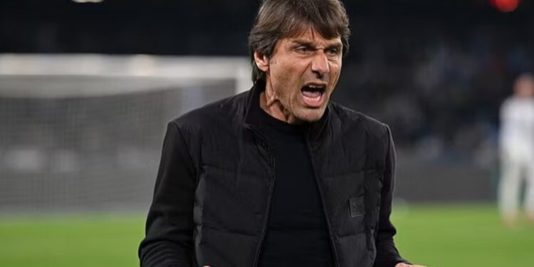 Konkurrenca për pozitat në pankinën italiane, Antonio Conte mbetet përpara Mancinit.