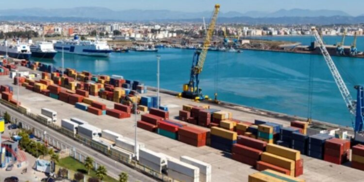 Kontenieri me mallra të bllokuara në Durrës dërgohet gabimisht në Pire të Greqisë, nis hetimi
