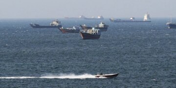 Kontrolli i Hormuzit mund t’i kalojë ushtrisë iraniane me ligj; Teherani: Pagesat do të bëhen në monedhën vendase