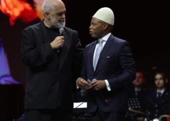 Kryeministri Rama i jep pasaportën shqiptare ish-kryebashkiakut të Nju Jorkut: Shpejt do të mësojmë gjuhën