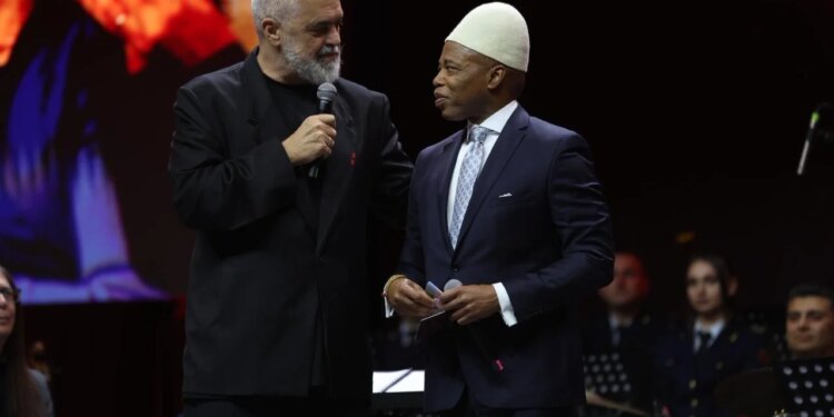 Kryeministri Rama i jep pasaportën shqiptare ish-kryebashkiakut të Nju Jorkut: Shpejt do të mësojmë gjuhën