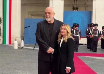 Kryeministri Rama pritet me ceremoni zyrtare në Romë, momenti i takimit me Melonin