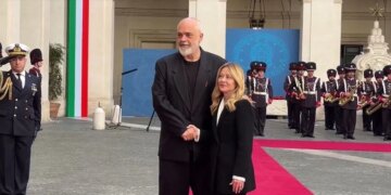 Kryeministri Rama pritet me ceremoni zyrtare në Romë, momenti i takimit me Melonin