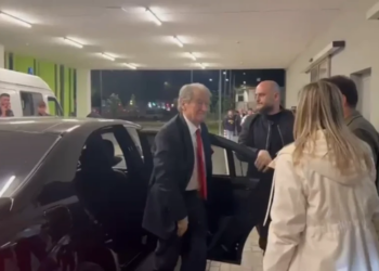 LAJM I FUNDIT/ Berisha arrin në QSUT, viziton deputetët dhe protestuesit e lënduar