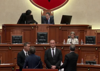 LAJM I FUNDIT: Boçi përplaset me Peleshin në Kuvend, thotë Nuk ke turp; garda ndërhyn, deputeti PD përjashtohet