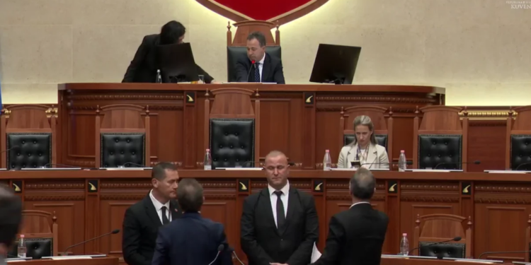 LAJM I FUNDIT: Boçi përplaset me Peleshin në Kuvend, thotë Nuk ke turp; garda ndërhyn, deputeti PD përjashtohet