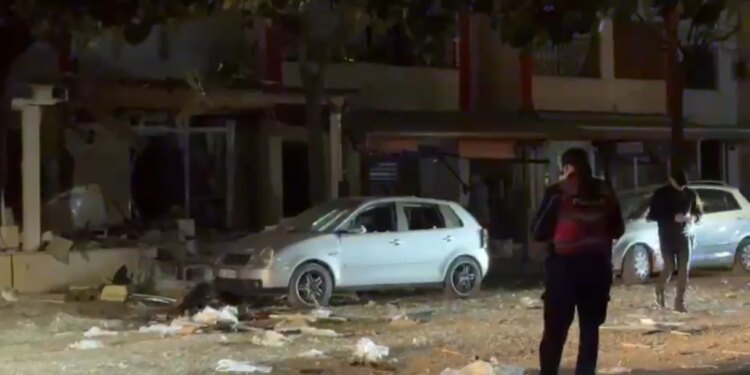 LAJMI I FUNDIT: Shpërthim i fortë në Lezhë, dëme në disa biznese dhe automjete