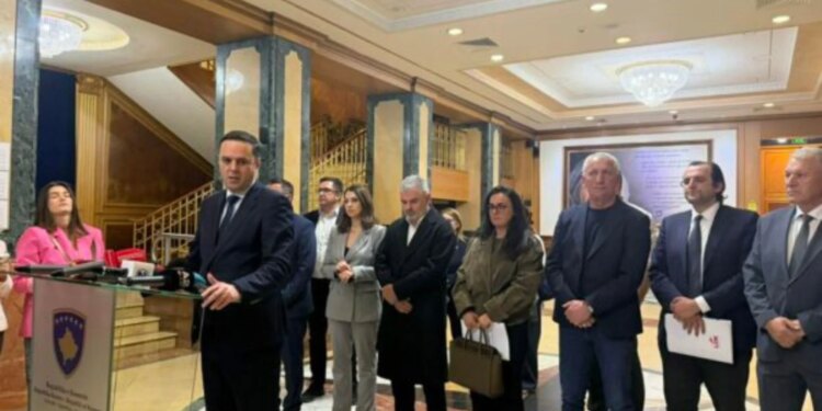 LDK depoziton dokumentin me 15 nënshkrime të deputetëve të saj për Vjosa Osmanin pas seancës së jashtëzakonshme