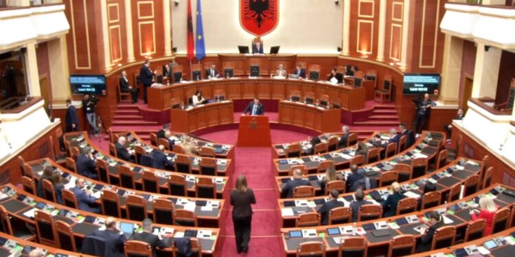 LIVE/ Alarmi i SHBA-së për kërcënimet nga Irani, diskutime në Parlament. Ministrat Hoxha e Lamallari shprehen: S’ka arsye për shqetësim. Opozita: Thirrni Këshillin e Sigurisë Kombëtare.