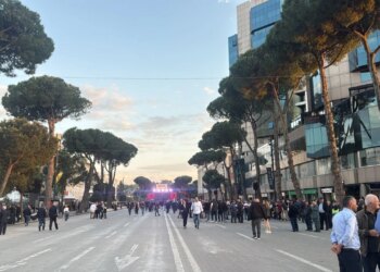 LIVE/ Nis protesta kombëtare e PD-së, tubuesit mblidhen para Kryeministrisë; 1500 policë në terren