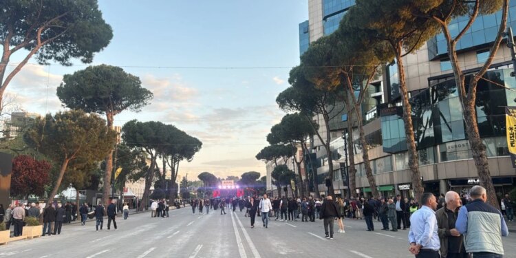 LIVE/ Nis protesta kombëtare e PD-së, tubuesit mblidhen para Kryeministrisë; 1500 policë në terren