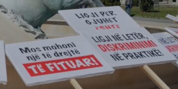 "Legjislacioni i shkruar, diskriminim në zbatim" / Protestë për gjuhën shqipe në Maqedoninë e Veriut, pankartat mbushin Shkupin.