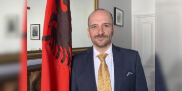 Letra e ambasadorit shqiptar në Mbretërinë e Bashkuar për The Gurardian: Shqiptarët në Angli bëhen kurban