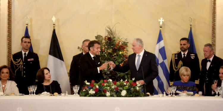 Macron në Pallatin Presidencial të Athinës: Darka zyrtare, aleanca historike Greqi–Francë dhe menuja luksoze tradicionale dhe moderne