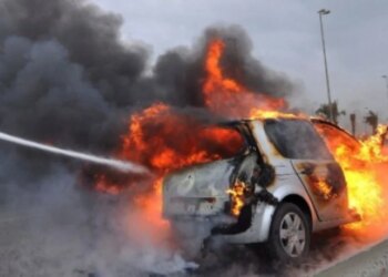 Makina digjet në orët e para të mëngjesit në Kukës; dëmtohen dhe dy automjete të parkuara pranë tij