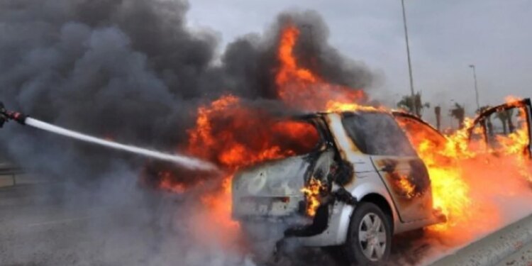 Makina digjet në orët e para të mëngjesit në Kukës; dëmtohen dhe dy automjete të parkuara pranë tij