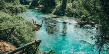 Maldivet e Europës: Daily Mail—13 mrekullitë tona, nga ujëvara te një nga kanionet më të thella