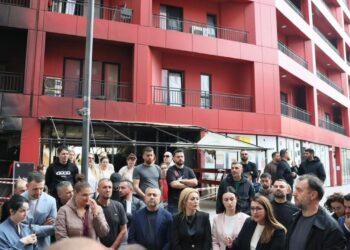 Manastirliu takohet me banorët e pallatit të dëmtuar nga zjarri: bonus qiraje dhe dëmshpërblim