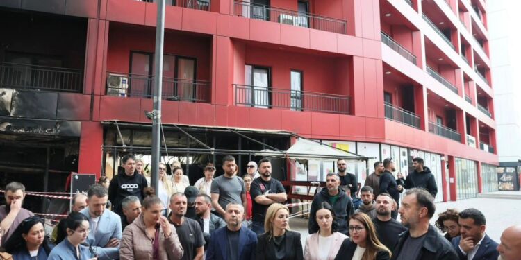 Manastirliu takohet me banorët e pallatit të dëmtuar nga zjarri: bonus qiraje dhe dëmshpërblim