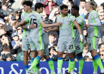 Manchester City triumfon me tre gola ndaj Chelseat në Londër, kërcënon Arsenalin për titull.