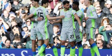 Manchester City triumfon me tre gola ndaj Chelseat në Londër, kërcënon Arsenalin për titull.