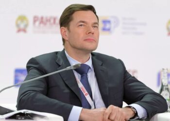 Manjati rus: jahti i tij kaloi i pashqetësuar në Hormuz; si e pushtoi tregun e makinave në Evropë