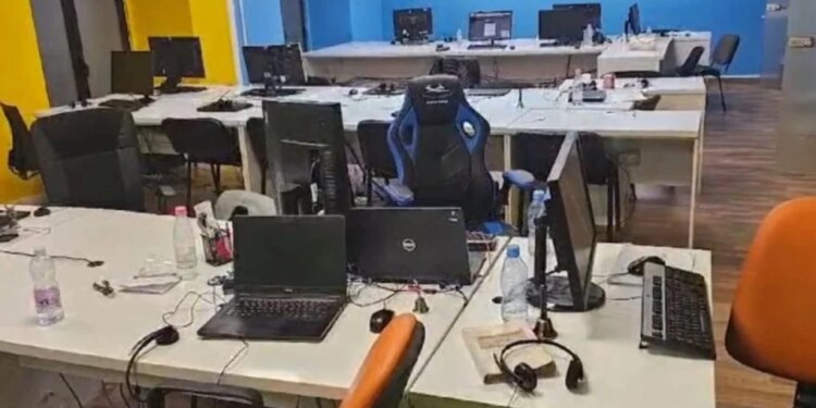 Mashtrimi kompjuterik ndaj qytetarëve të huaj/ Sekuestrohen 890 mijë euro dhe pajisje elektronike, si u zbuluar skema