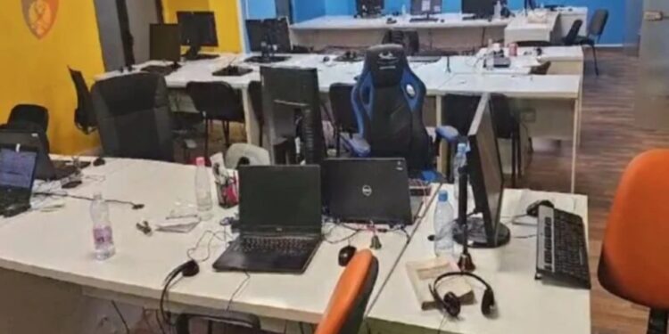 Mashtrimi me call center, gjykata lë në burg katër të arrestuarit që përvetësuan gati 50 mln euro