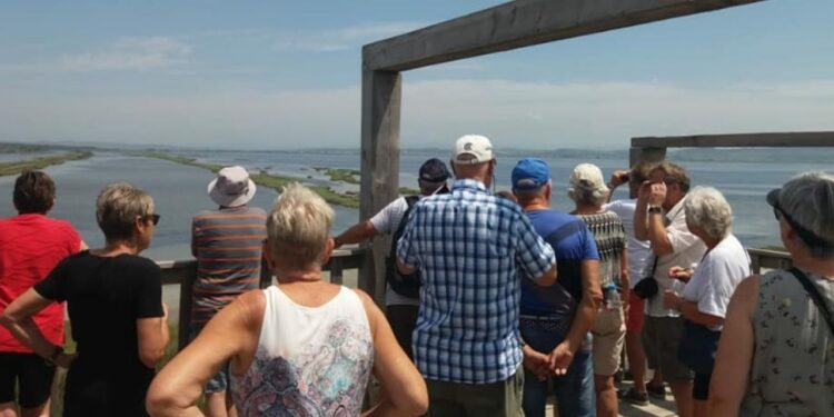 Mbi gjysmë milioni turistë në mars; të huajt rriten 10.8%, konfliktet po zhvendosin turistët drejt Shqipërisë