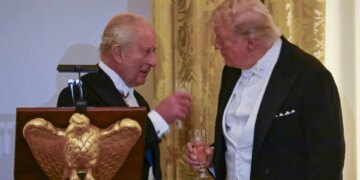 Mbreti Charles i kthen monedhën Trumpit për batutën në Davos: Pa britanikët, sot amerikanët do flisnin frëngjisht