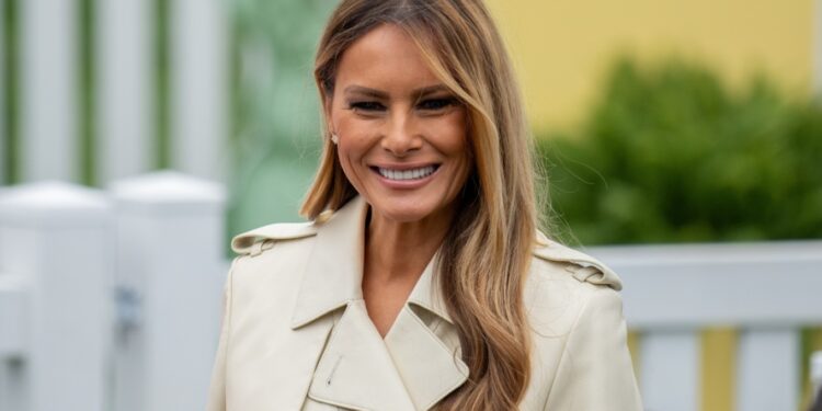 Melania Trump kontribuon në ribashkimin e 6 fëmijëve ukrainas me familjarët e tyre, ndërsa SHBA i bën thirrje për mbështetje në sigurimin e të miturve.