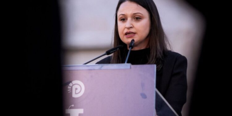 Mësuesja nga Kuçova: "Do t’i shkoj deri në fund kësaj qëndrese", në foltoren e PD, u kërcënua për pjesëmarrjen.