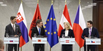 Ministrat e tre vendeve të BE vizitojnë Tiranën: Shqipëria mund të jetë kampione rajonale në përmbushjen e kritereve
