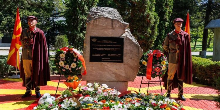 Ministri i Mbrojtjes së RMV mbajti ceremoni për ushtarët e vrarë në luftën 2001; shqiptarët etiketohen terroristë