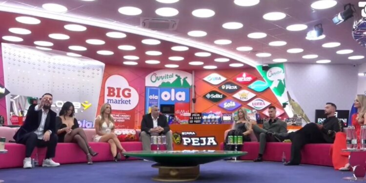 Miri dhe Selin vazhdojnë debatin e ashpër në spektakël, shpërthenin deklarata të forta nga dy mijëra banorët.