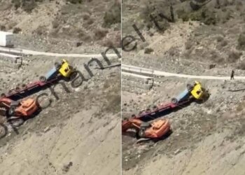 Mjeti i tonazhit të rëndë, që po transportonte një ekskavator, përmbyset në Moglicë të Korçës.