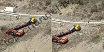 Mjeti i tonazhit të rëndë, që po transportonte një ekskavator, përmbyset në Moglicë të Korçës.