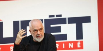 Molotovarët dërgojnë llumin në Europë; Rama për opozitën: Tentojnë të pengojnë Shqipërinë, BE është mahnitur prej tyre.