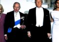 Momenti i sikletshëm në darkë me Mbretin Charles: Melania i heq dorën Trump gjatë fotos me monarkun britanik